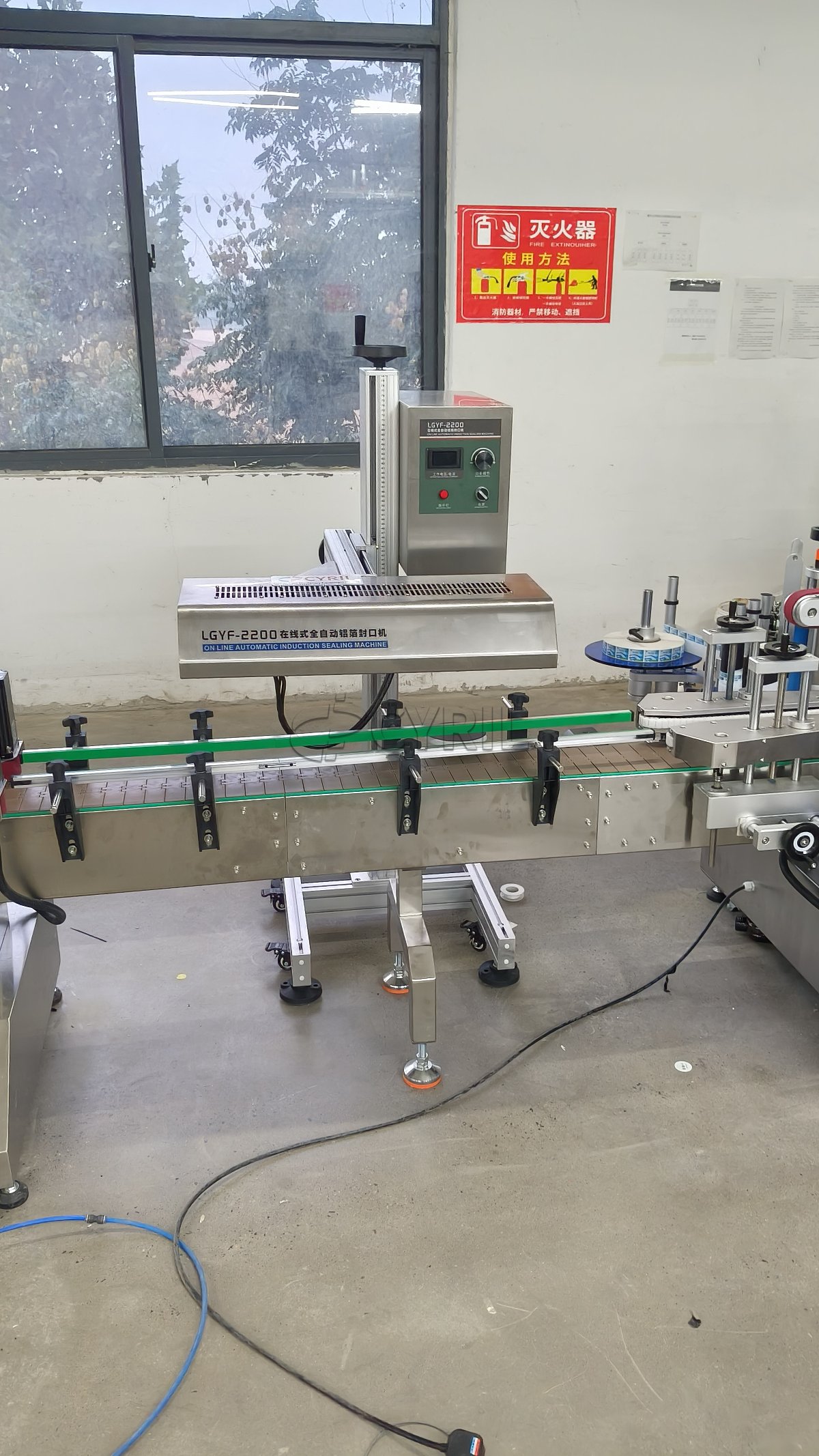 Desktop double-head rotor pump filling machine + four-wheel capping + aluminum foil sealing + double-sided labeling + bottle sorting and collection