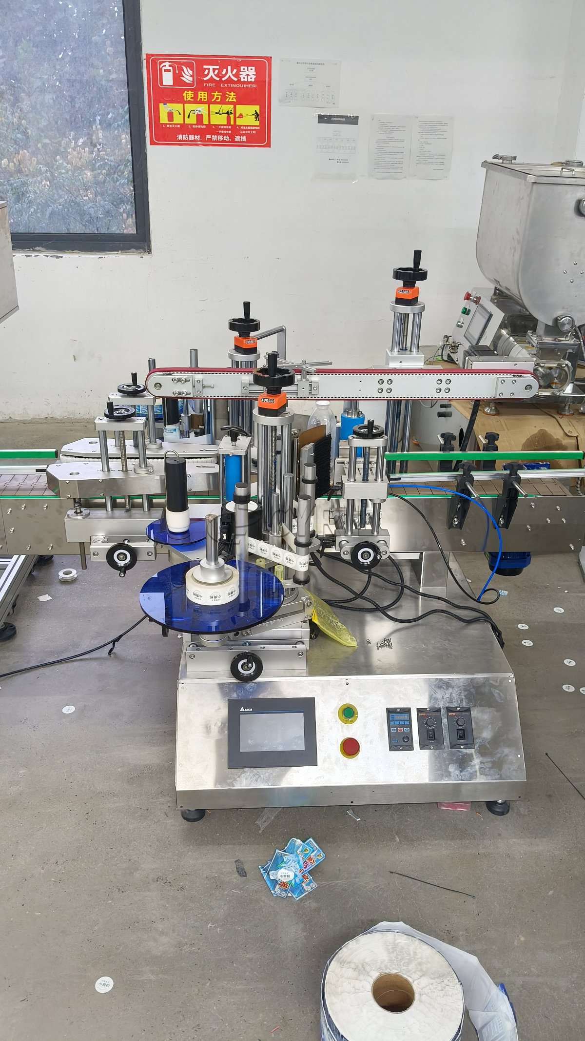 Desktop double-head rotor pump filling machine + four-wheel capping + aluminum foil sealing + double-sided labeling + bottle sorting and collection
