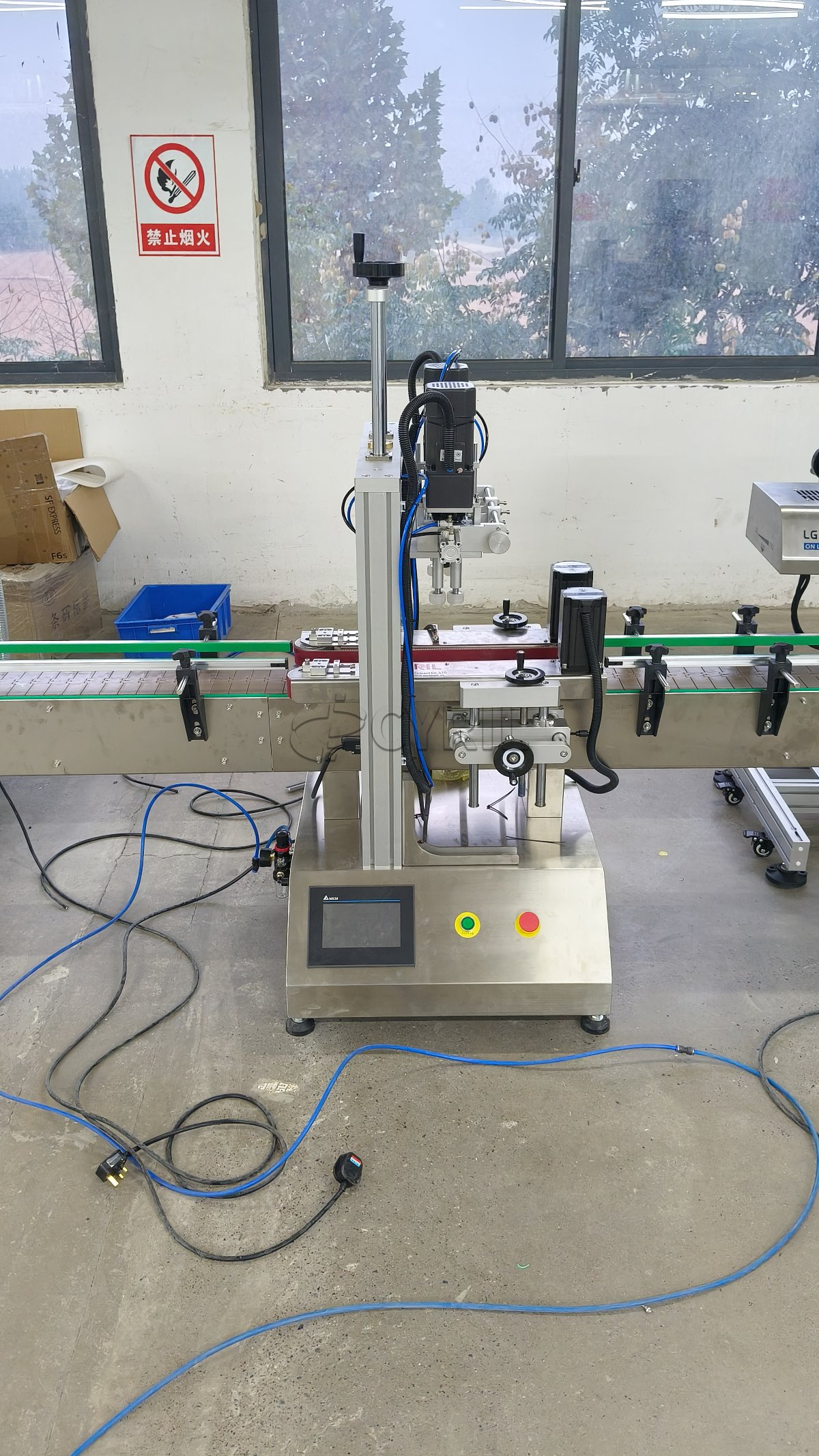 Desktop double-head rotor pump filling machine + four-wheel capping + aluminum foil sealing + double-sided labeling + bottle sorting and collection