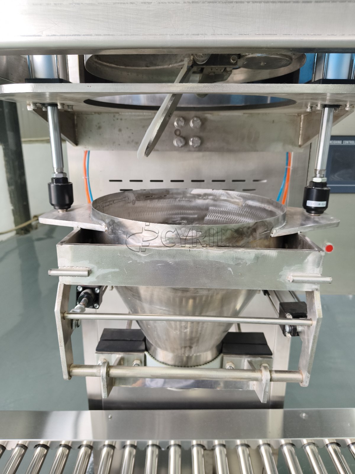 Single-head linear powder filling machine