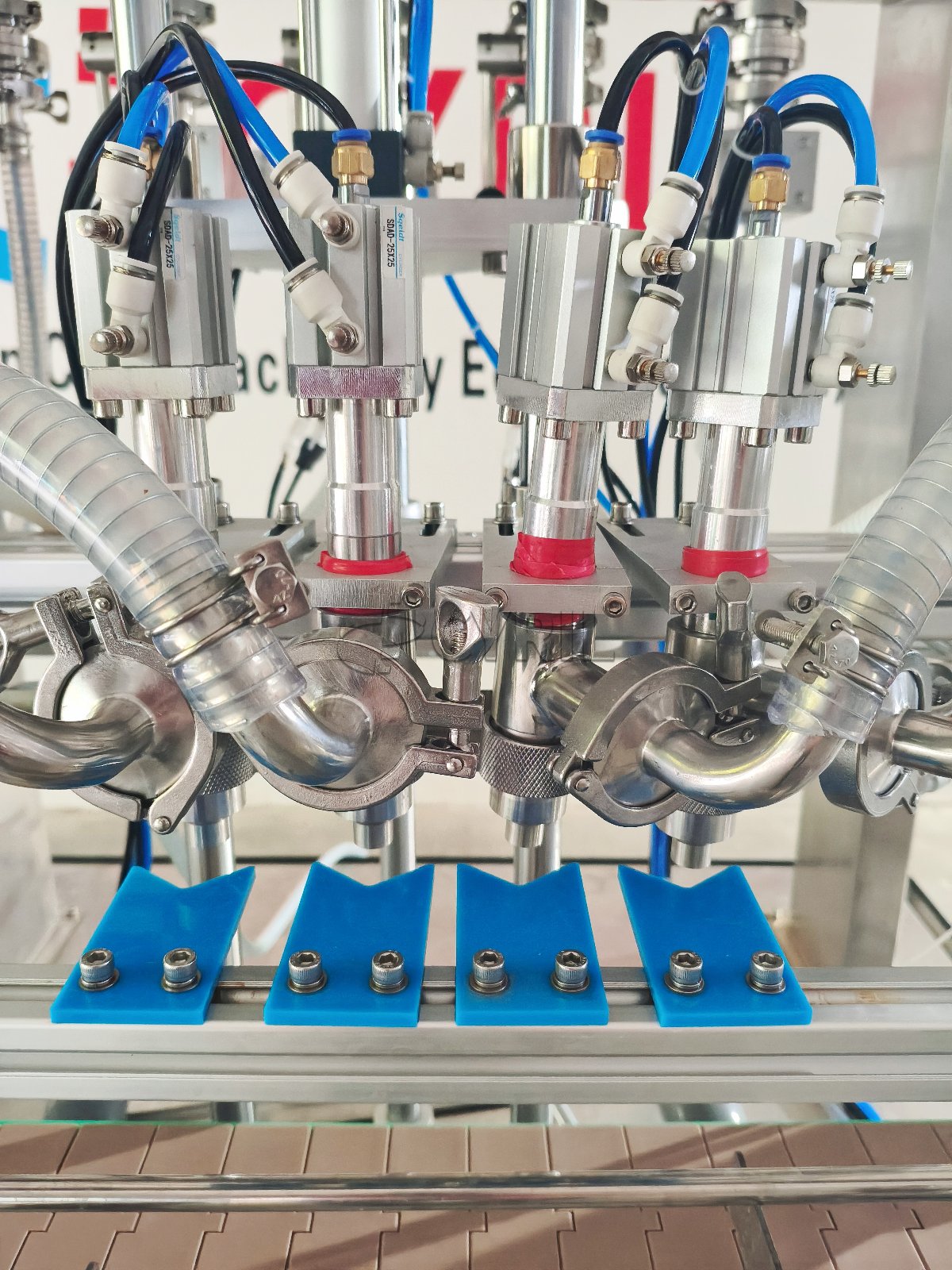 Four-head gear pump filling machine