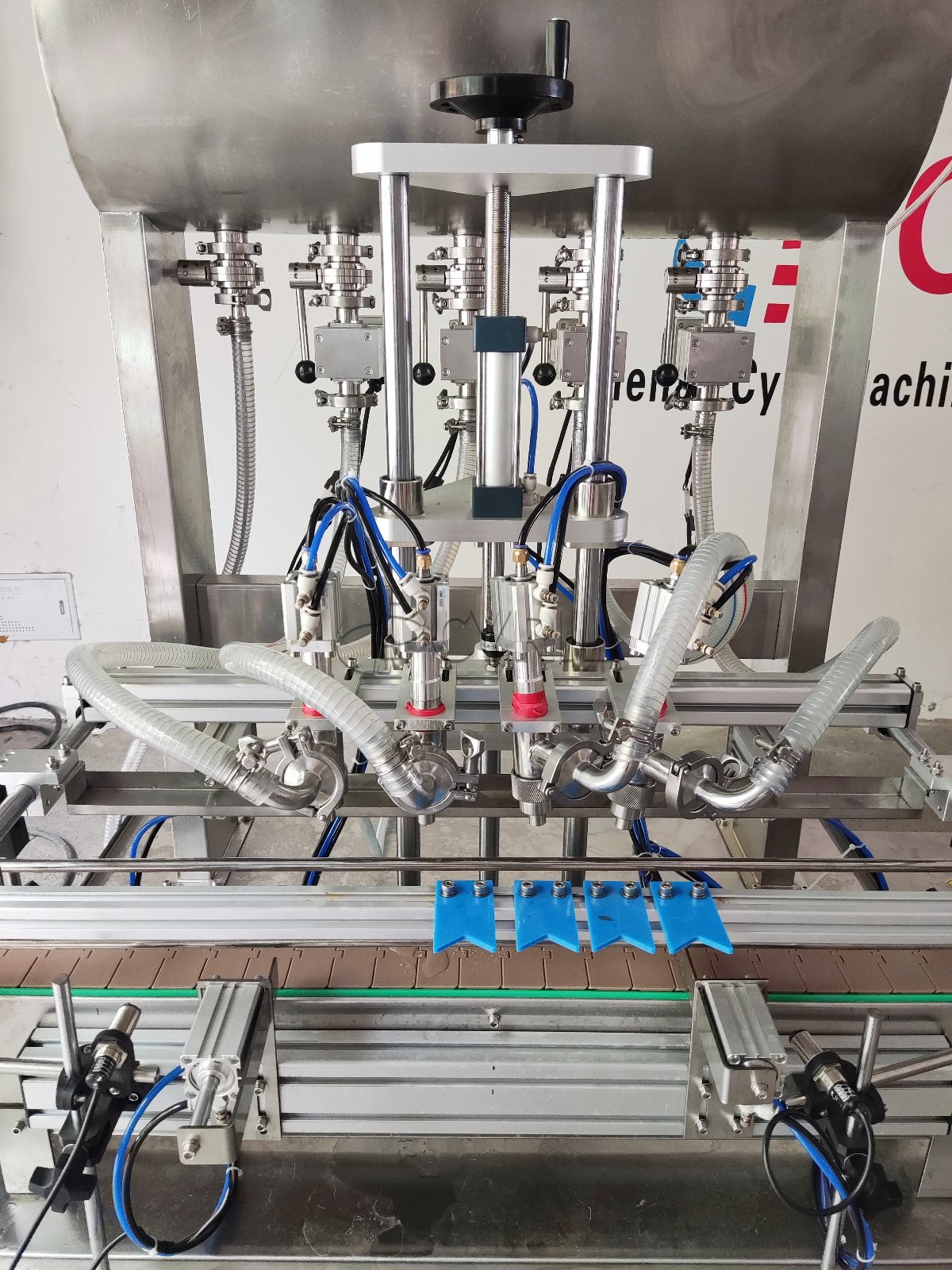4-Head Gear Pump Filling Machine + 4-Wheel Capping Machine + Round Bottle Wrap-Around Labeling Machine