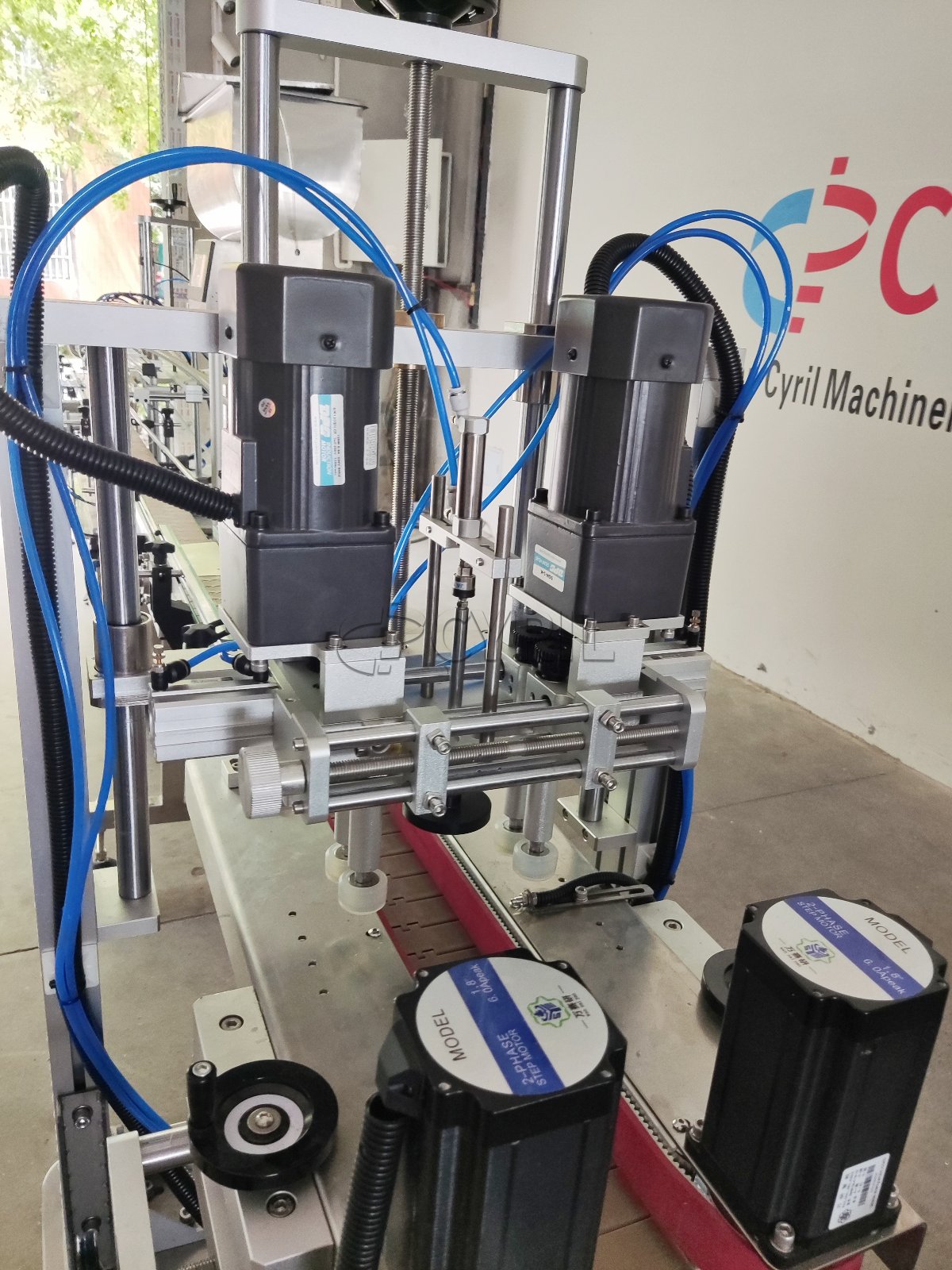 4-Head Gear Pump Filling Machine + 4-Wheel Capping Machine + Round Bottle Wrap-Around Labeling Machine