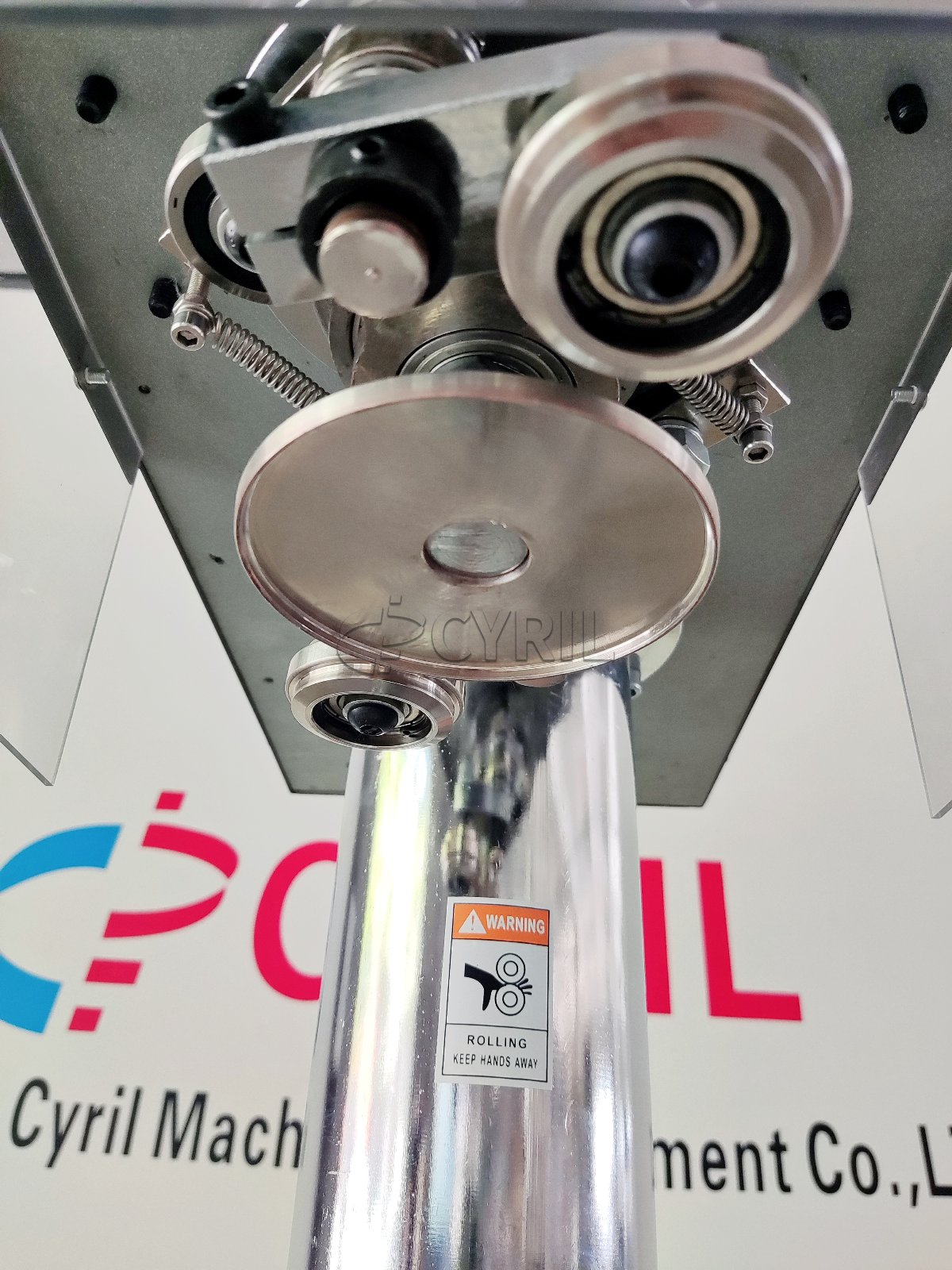 Vertical capping machine