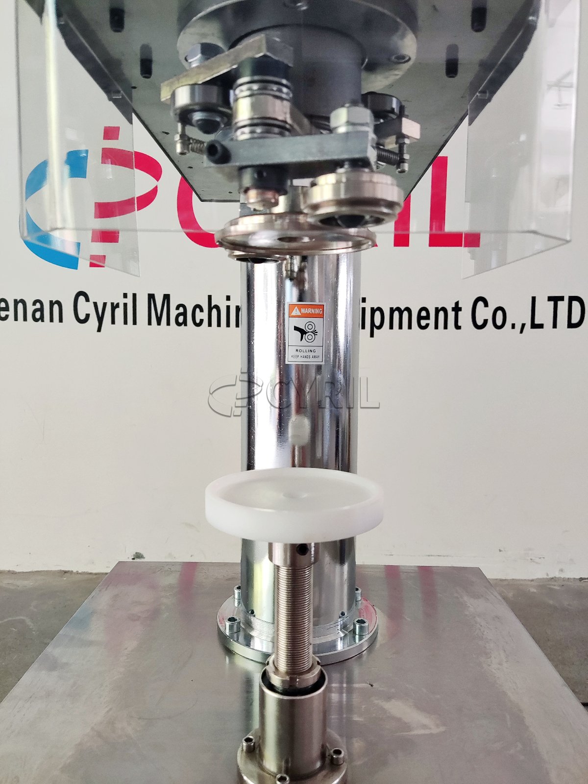 Vertical capping machine