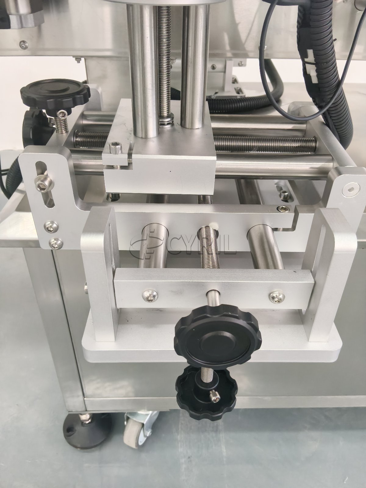New Dual-Sided Labeling Machine for Round Bottles