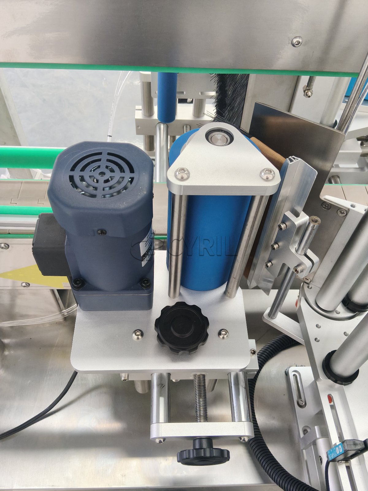 New Dual-Sided Labeling Machine for Round Bottles
