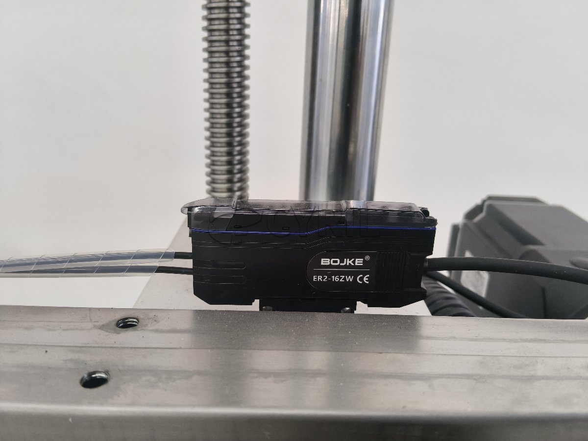 New Dual-Sided Labeling Machine for Round Bottles