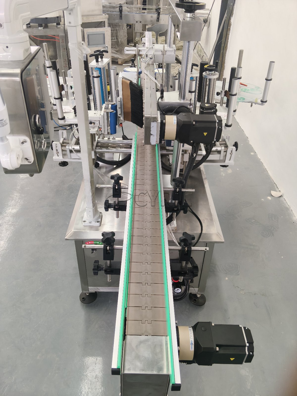 New Dual-Sided Labeling Machine for Round Bottles