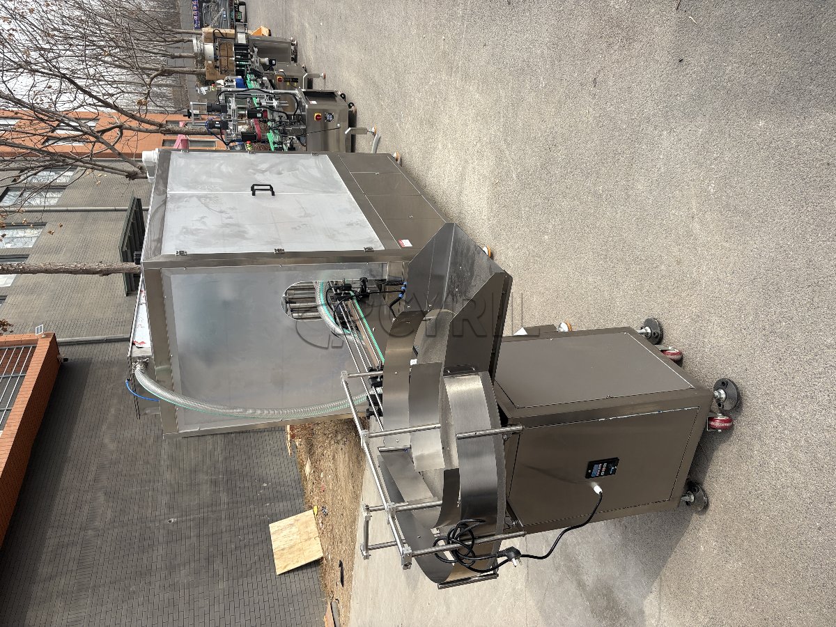 10-head servo-driven filling machine with enclosure, 4-wheel capping, star-wheel labeling, and bottle unscrambling/collection.
