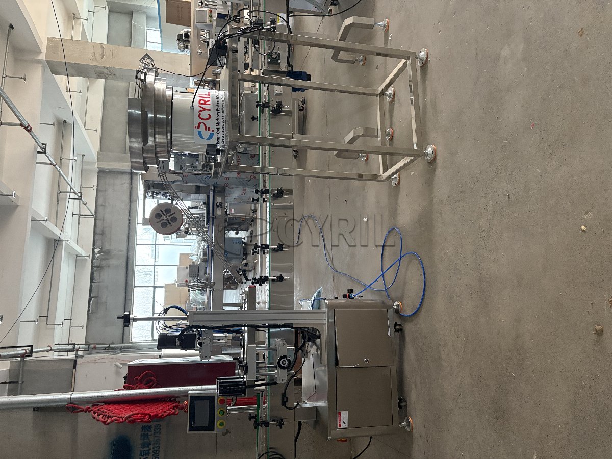 10-head servo-driven filling machine with enclosure, 4-wheel capping, star-wheel labeling, and bottle unscrambling/collection.