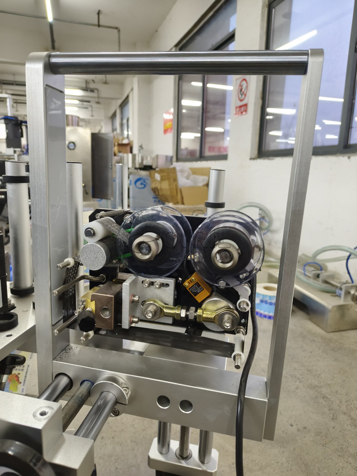 Desktop dual-head lobe pump filling machine + four-wheel alignment + double-sided labeling machine