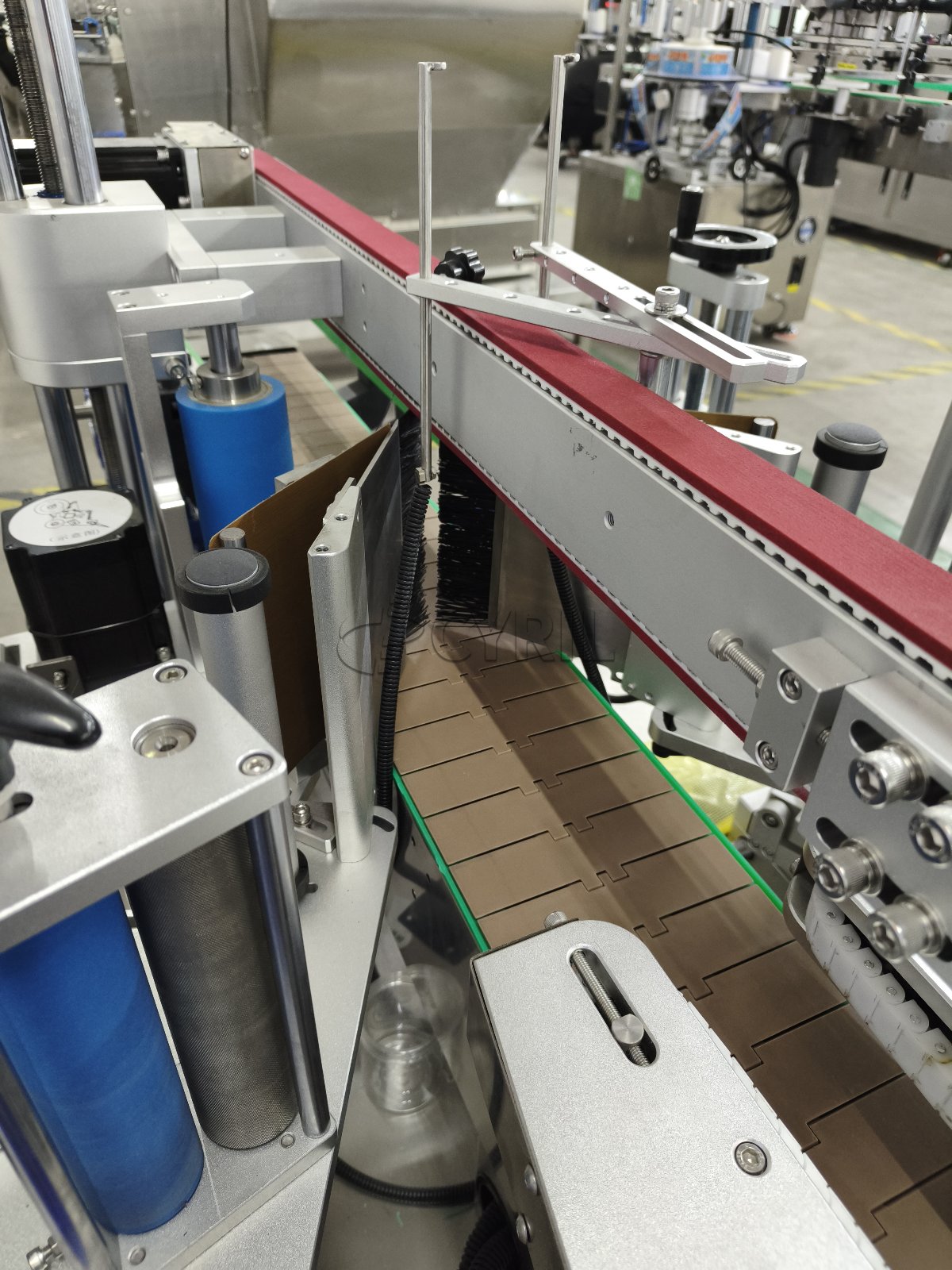 Desktop dual-head lobe pump filling machine + four-wheel alignment + double-sided labeling machine