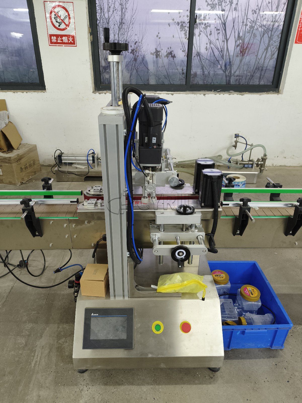 Desktop dual-head lobe pump filling machine + four-wheel alignment + double-sided labeling machine