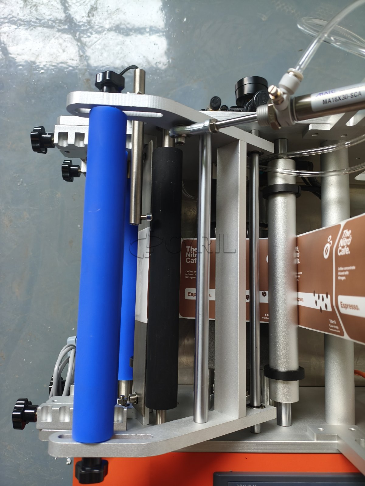 Semi-automatic round bottle labeling machine + Orange