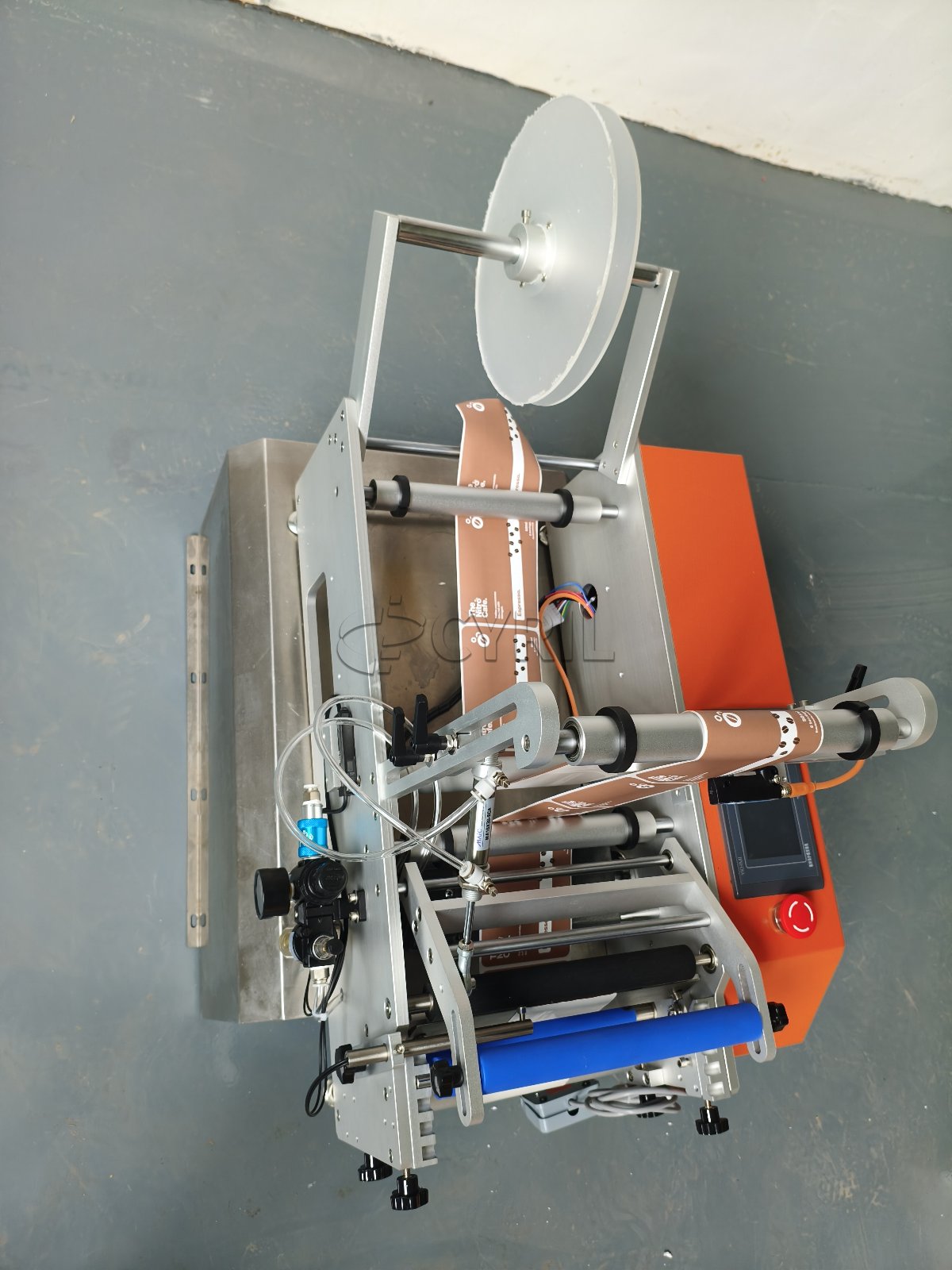 Semi-automatic round bottle labeling machine + Orange
