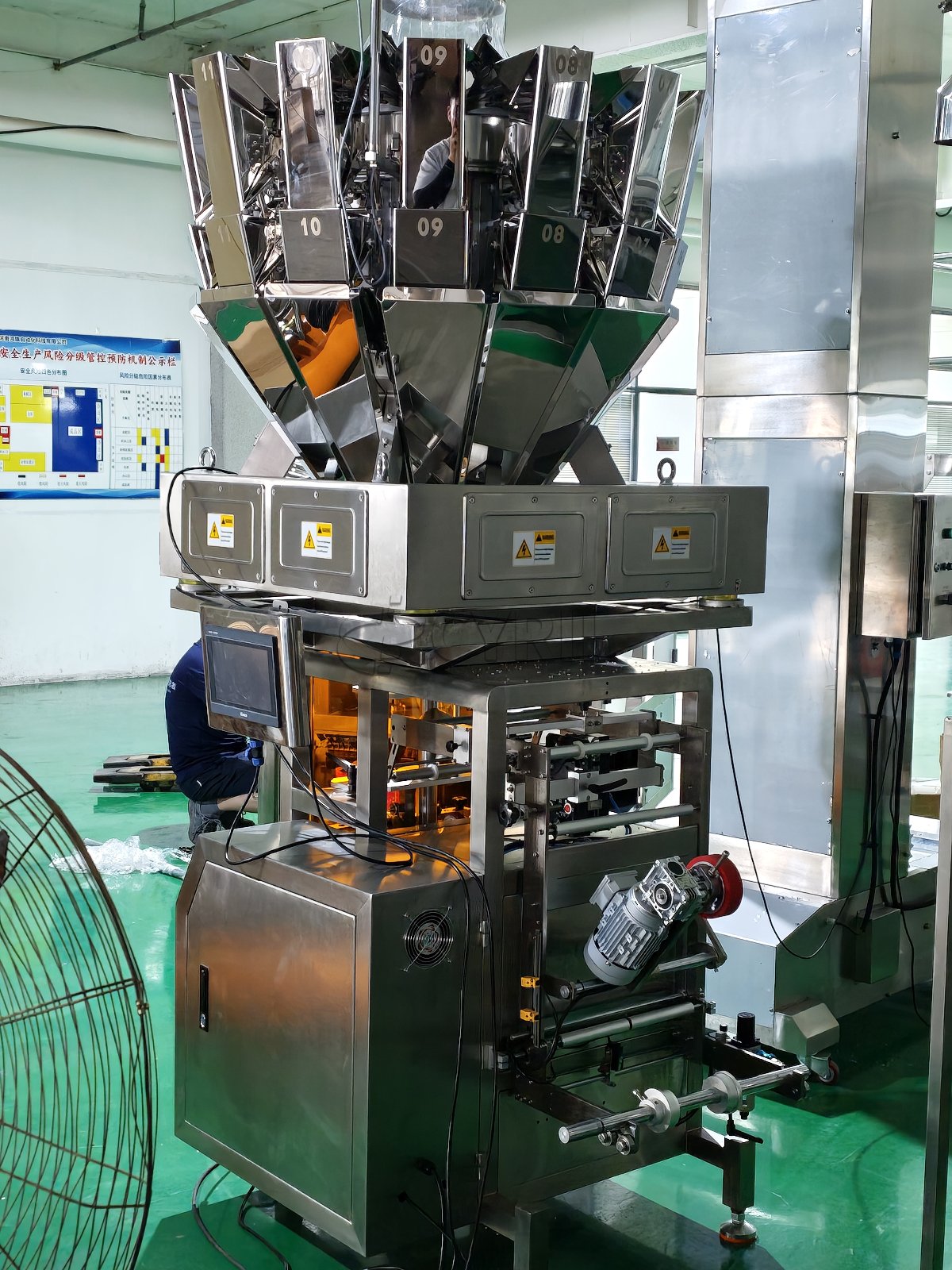Combination weigher paired with a 340 collar-type packaging machine.