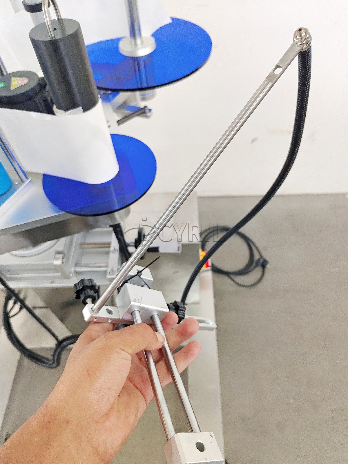 Single-side labeling machine for production lines