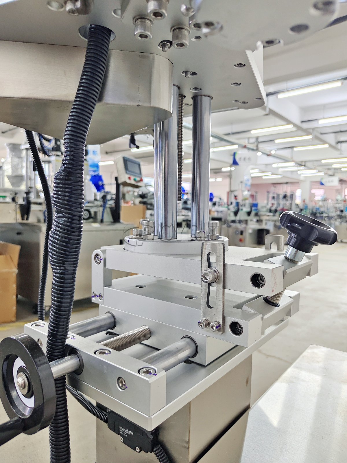 Single-side labeling machine for production lines