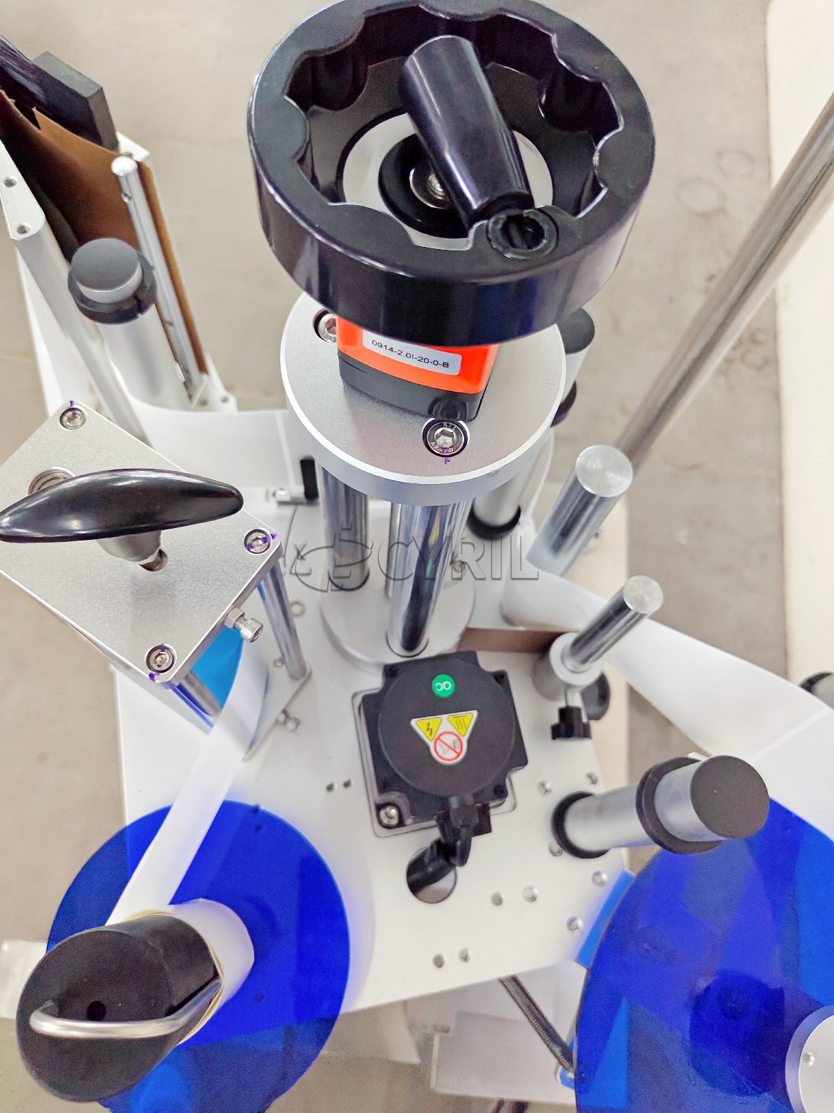 Single-side labeling machine for production lines