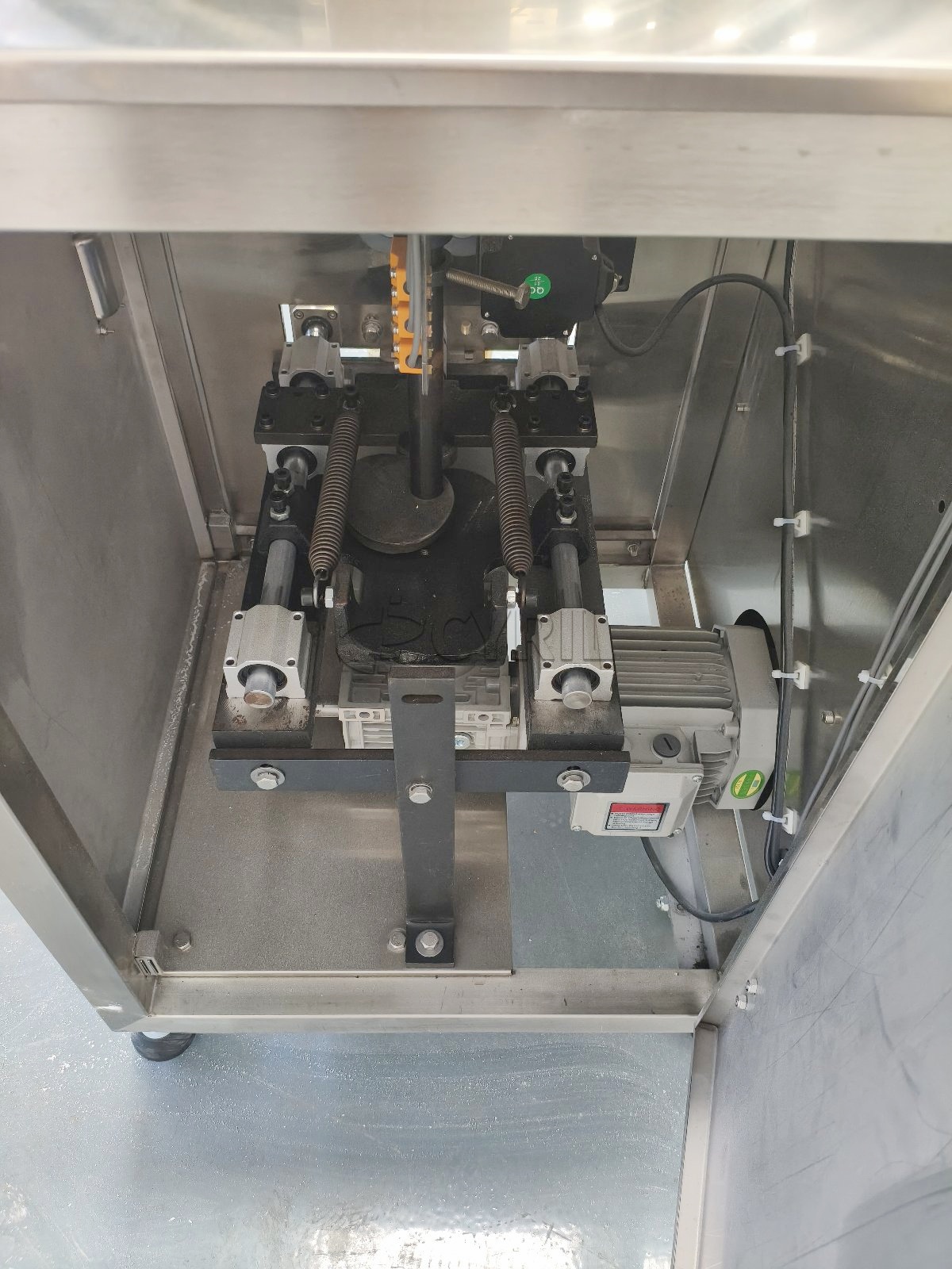 Powder packaging machine with straight-auger filling and back sealing.
